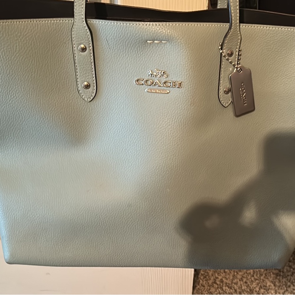 Like new leather Coach tote. Great color for spring /summer